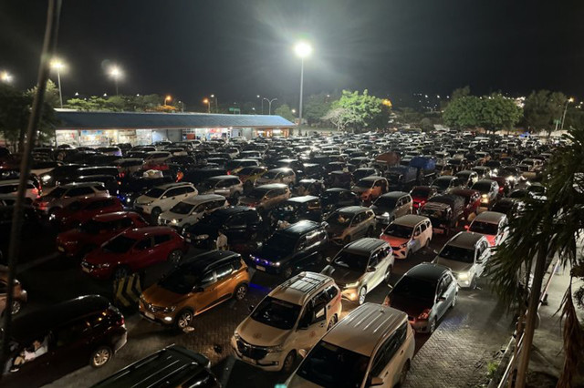 Suasana saat sejumlah kendaraan pemudik arus balik di kantong parkir dermaga reguler, Pelabuhan Bakauheni, Lampung. Foto: Riadi Gunawan/Antara