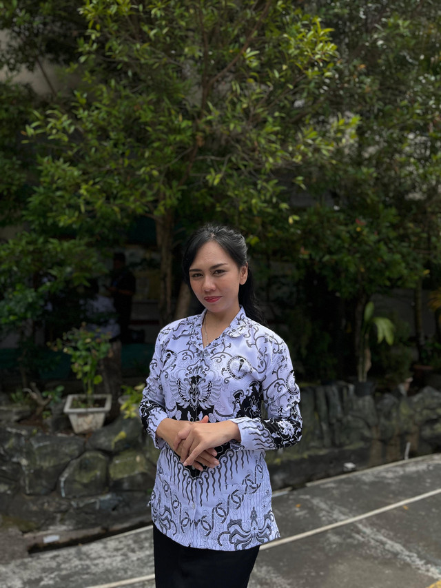 Sosok seorang Guru yang sedang membentuk versi diri yang lebih kuat.