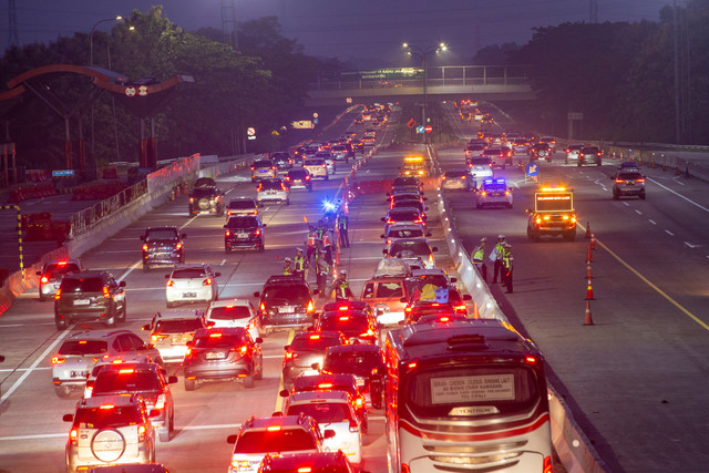 Sejumlah kendaraan melintas tol Cipali Palimanan, Cirebon, Jawa Barat, Senin (23/3/2026). Foto: Dedi Suwidiantoro/ANTARA FOTO