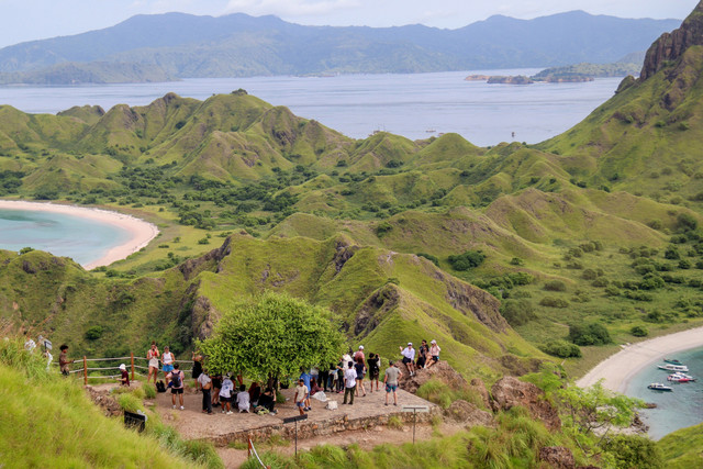Sejumlah wisatawan menikmati panorama alam Taman Nasional Komodo (TNK) di Manggarai Barat, Nusa Tenggara Timur (NTT), Senin (23/3/2026).  Foto: Gecio Viana/ANTARA FOTO