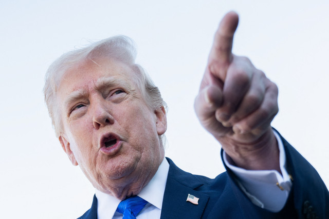 Presiden Amerika Serikat Donald Trump berbicara kepada wartawan sebelum menaiki pesawat kepresidenan Air Force One di Bandara Internasional Palm Beach, West Palm Beach, Florida, pada Senin (23/3/2026). Foto: Saul Loeb/AFP