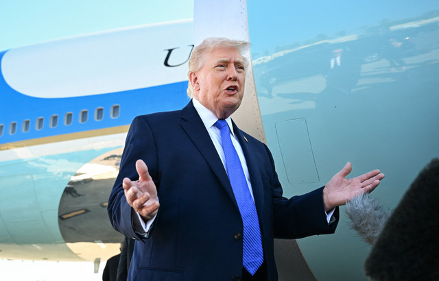 Presiden Amerika Serikat Donald Trump berbicara kepada wartawan sebelum menaiki pesawat kepresidenan Air Force One di Bandara Internasional Palm Beach, West Palm Beach, Florida, pada Senin (23/3/2026). Foto: Roberto SCHMIDT/AFP
