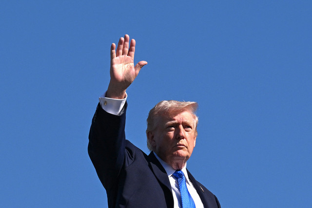 Presiden Amerika Serikat Donald Trump berbicara kepada wartawan sebelum menaiki pesawat kepresidenan Air Force One di Bandara Internasional Palm Beach, West Palm Beach, Florida, pada Senin (23/3/2026). Foto: Roberto SCHMIDT/AFP