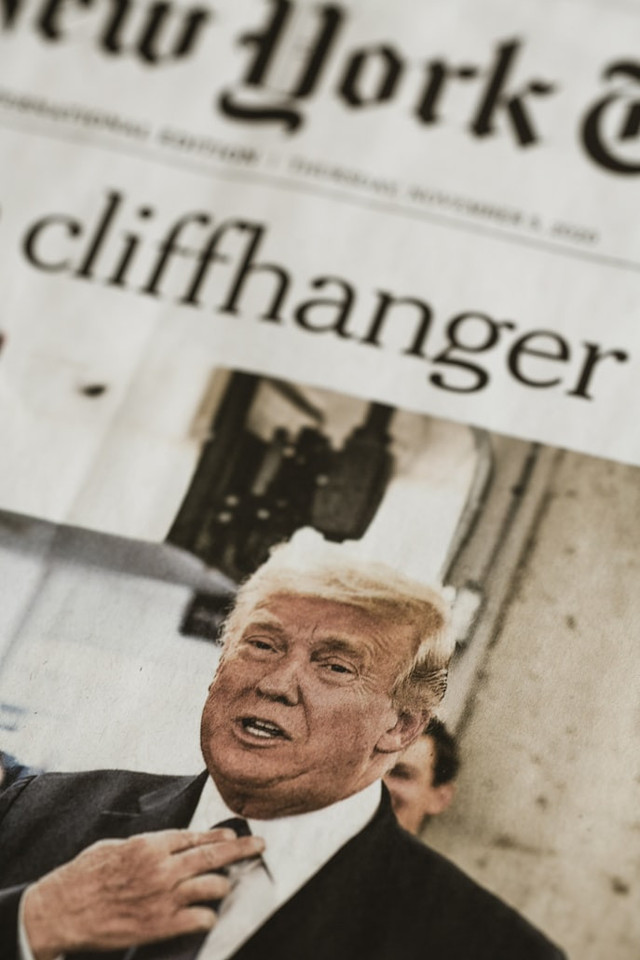 Foto Donald Trump di halaman depan koran The New York Times. Foto: Markus Spiske/Unsplash