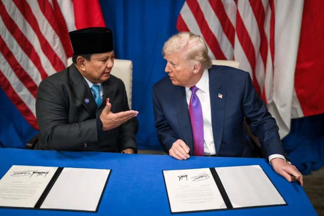 Presiden Prabowo Subianto dan Presiden AS Donald Trump tanda tangani kesepakatan tarif dagang. Foto: Kumparan.com