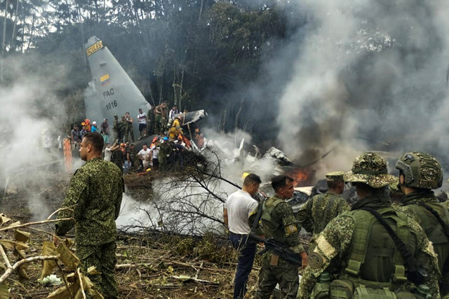 Anggota militer berkumpul di lokasi kecelakaan pesawat militer Kolombia di Puerto Leguizamo, Putumayo, Kolombia, Senin (23/3/2026). Foto: Daniel Ortiz / AFP