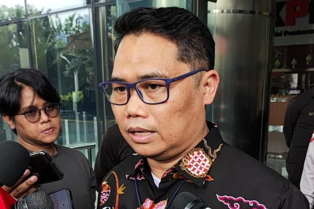 Deputi Penindakan dan Eksekusi KPK Asep Guntur Rahayu memberikan keterangan pers di Gedung Merah Putih KPK, Jakarta, Selasa (24/3/2026). Foto: Jonathan Devin/kumparan