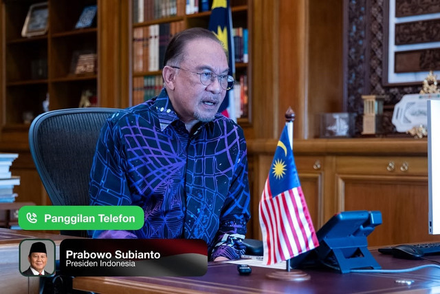 PM Malaysia Anwar Ibrahim berbicara dengan Pesiden Prabowo Subianto lewat sambungan telepon Foto: Instagram/@anwaribrahim_my