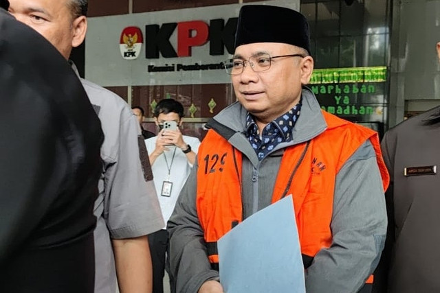Tersangka kasus dugaan korupsi kuota haji dan penyelenggaraan ibadah haji Yaqut Cholil Qoumas atau Gus Yaqut berjalan menuju mobil tahanan usai menjalani pemeriksaan di Gedung Merah Putih KPK, Jakarta, Selasa (24/3/2026). Foto: Jonathan Devin/kumparan