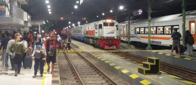 Aktivitas keberangkatan dan kedatangan penumpang di Stasiun Purwokerto (foto: ry)