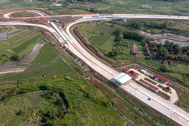 Foto udara kendaraan roda empat melaju memasuki Gerbang Tol (GT) Ambarawa jalur B, Tol Trans Jawa, Kabupaten Semarang, Jawa Tengah, Selasa (24/3/2026). Foto: Aji Styawan/ANTARA FOTO