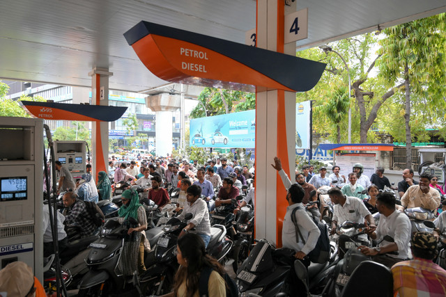Antrean panjang terlihat di sejumlah stasiun pengisian bahan bakar di Ahmedabad pada Senin (23/3), menyusul gangguan pasokan energi akibat konflik di Timur Tengah.
Foto: SHAMMI MEHRA/AFP