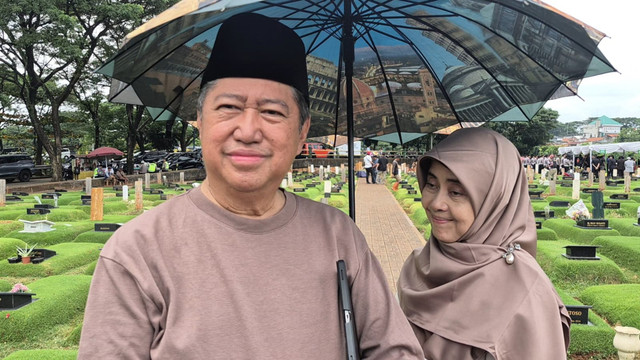 Orang tua Vidi Aldiano, Harry Kiss dan Besbarini, saat ditemui di TPU Tanah Kusir, Jakarta Selatan, Selasa (24/3/2026). Foto: Dok. Istimewa