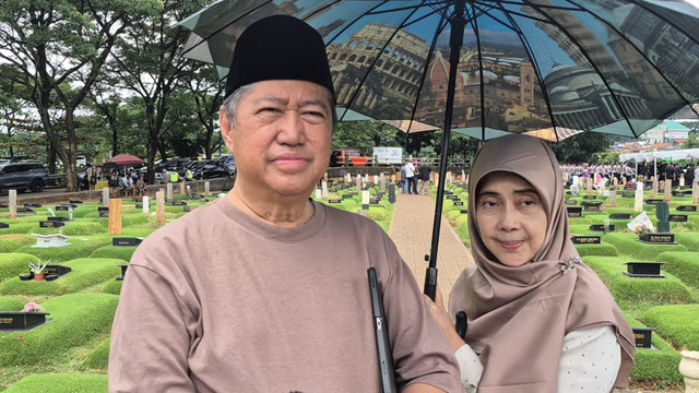 Orang tua Vidi Aldiano, Harry Kiss dan Besbarini, saat ditemui di TPU Tanah Kusir, Jakarta Selatan, Selasa (24/3/2026). Foto: Dok. Istimewa