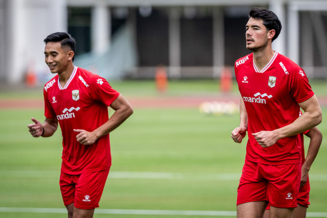 Pesepak bola Timnas Indonesia Elkan Baggot (kanan) dan Rizky Ridho (kiri) mengikuti latihan jelang laga FIFA Series 2026 di Stadion Madya, Kompleks GBK, Senayan, Jakarta, Selasa (24/3/2026).  Foto: Bayu Pratama S/ANTARA FOTO