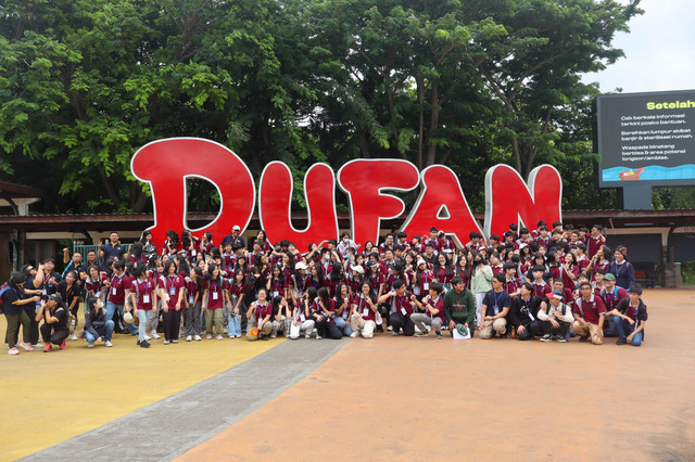 Foto para siswa/i SMA Trinitas Bandung di Dunia Fantasi (Dufan), Ancol, Jakarta Utara. Foto: Dokumentasi pribadi