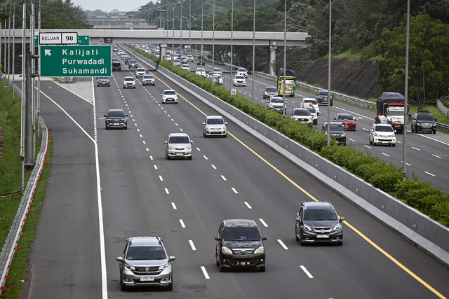Sejumlah kendaraan melintas saat penerapan rekayasa lalu lintas satu arah atau one way nasional di ruas Tol Cikopo-Palimanan, Subang, Jawa Barat, Selasa (24/3/2026). Foto: Fauzan/ANTARA FOTO