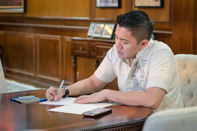 Seskab Teddy Indra Wijaya mengikuti rapat koordinasi lintas K/L yang dipimpin oleh Menko Perekonomian Airlangga Hartarto secara virtual melalui Zoom terkait rencana kebijakan penyesuaian kembali energi dan beberapa kebijakan ekonomi. Foto: Dok. Instagram @sekretariat.kabinet