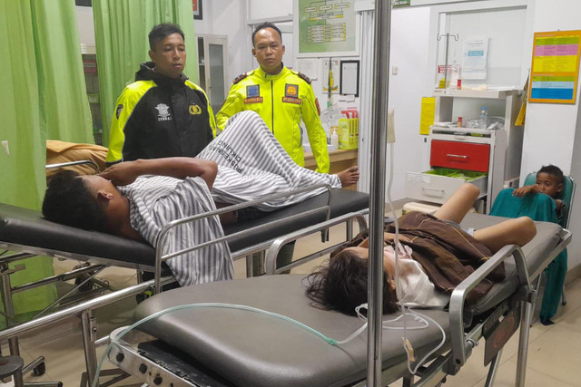 Anggota Kepolisian Polres Majalengka saat bersama para korban kecelakaan Elf dijalur Panjalu-cikijing yang masuk jurang di Rumah Sakit. (24/3/2026) Foto: Dok. Humas Polres Majalengka