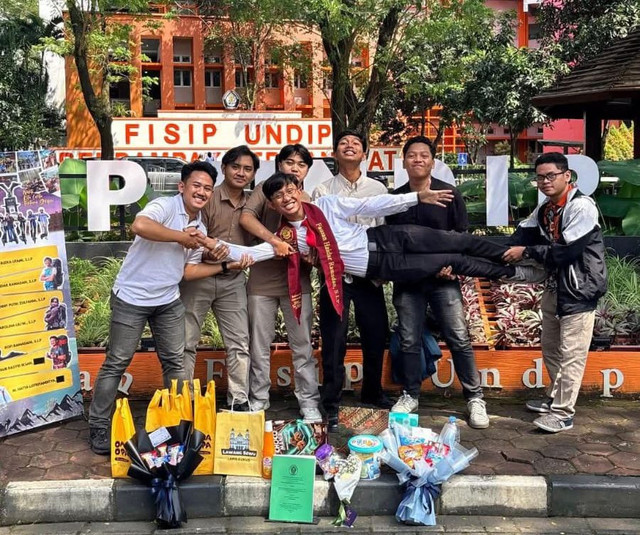 Ungkapan ekspresi kegembiraan setelah melewati sidang skripsi di kampus FISIP Undip Semarang, Senin (16/3/2026) lalu. Foto: Dokumentasi pribadi