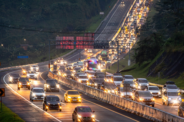 Kendaraan roda empat yang didominasi pemilir melaju perlahan menyusul pemberlakuan sistem dua jalur satu arah di Tol Trans Jawa. Foto: Aji Styawan/ANTARA FOTO