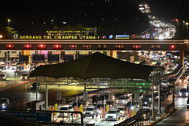 Sejumlah kendaraan melintas di Gerbang Tol Cikampek Utama, Karawang, Jawa Barat, Selasa (24/3/2026). Foto: Fauzan/ANTARA FOTO