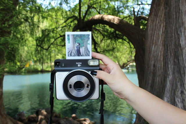 Ilustrasi kamera Fujifilm Instax terbaik. Foto: Unsplash