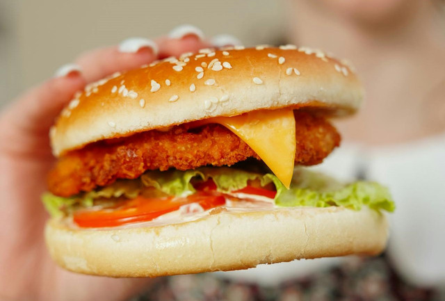 Ilustrasi pengolahan patty burger ikan. Foto: Pexels