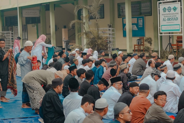 Ilustrasi berkumpul untuk sambutan halal bihalal RT. Foto: Unsplash.