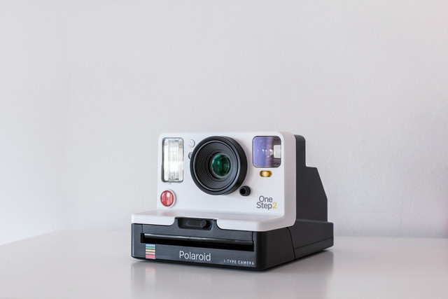 Ilustrasi kamera Polaroid terbaik 2026. Foto: Unsplash