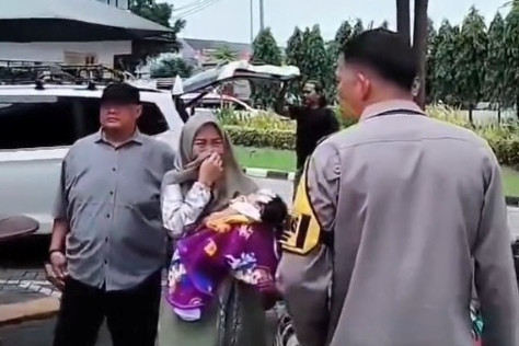 Polsek Pondok Gede mengantarkan pemudik yang diturunkan di rest area KM 6B Jatibening ke ke rumahnya di Kranji, Bekasi Barat, Selasa (24/3/2026). Foto: Instagram/@humas_polsekpondokgede