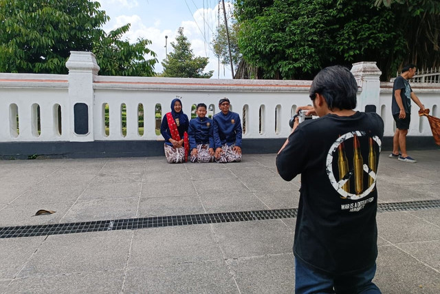 Foto dengan baju adat Jawa di Kawasan Malioboro, Rabu (25/3/2026). Foto: Arfiansyah Panji Purnandaru/kumparan