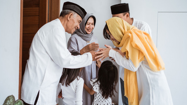 Ilustrasi halal bihalal dengan keluarga saat Lebaran atau Idul Fitri. Foto: Odua Images/Shutterstock