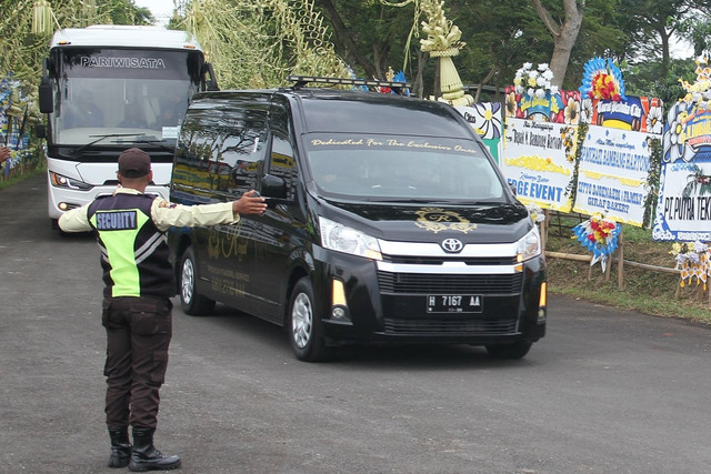 Rombongan iring-iringan jenazah Chairman PT Djarum Michael Bambang Hartono tiba di kompleks pemakaman keluarga Djarum, Kabupaten Rembang, Jawa Tengah pada Rabu (25/3/2026). Foto: Vega Maarijil Ula/kumparan