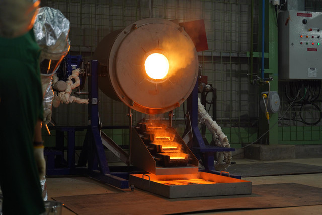 Proses Gold Pouring di Tambang Emas Pani. Foto: PT Merdeka Gold Resources Tbk
