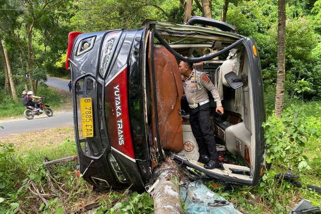 Bus yang membawa wisatawan asal Bekasi kecelakaan di Lebak, Banten, Selasa (24/3/2026). Foto:  Satlantas Polres Lebak