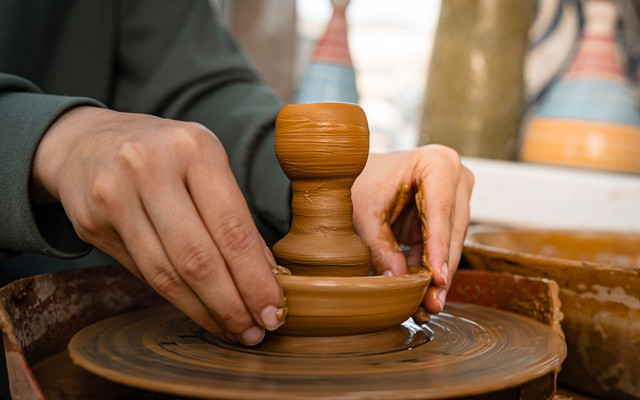 Ilustrasi Sebutkan jenis kerajinan bahan lunak. Foto: Unsplash.com/Yasin Onuş