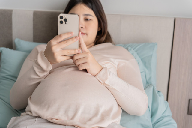  Ilustrasi ibu hamil bermain HP. Foto: Lee Charlie/Shutterstock
