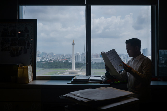 Aparatur Sipil Negara (ASN) membaca dokumen pekerjaan saat hari pertama kerja usai libur Lebaran di Balai Kota DKI Jakarta, Rabu (25/3/2026). Foto: Putra M. Akbar/ANTARA FOTO