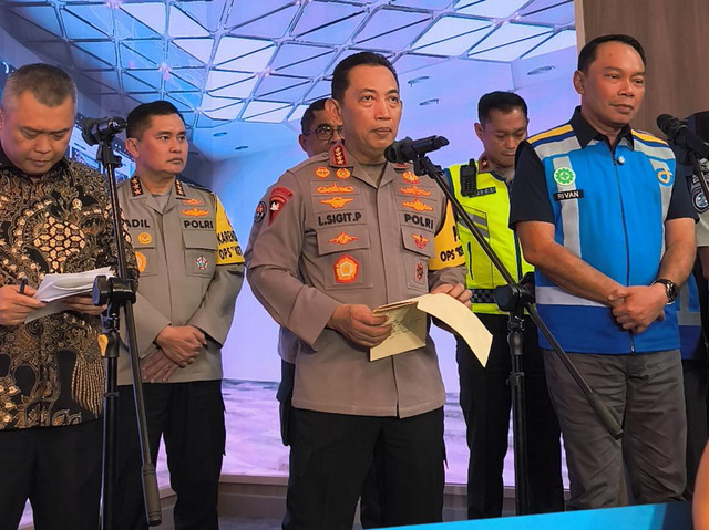 Kapolri Jenderal Listyo Sigit Prabowo (tengah) saat memberikan keterangan di konferensi pers Pantauan Arus Balik di Jasamarga Tollroad Command Center, Jatiasih, Bekasi, Rabu (25/3).  Foto: Jeni Ritanti/kumparan