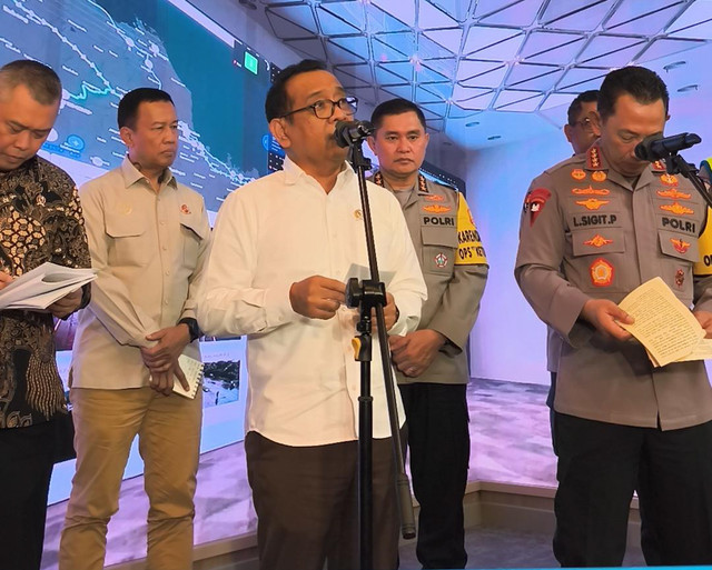 Konferensi Pers Pantauan Arus Balik Bersama Menko PMK, Menteri Perhubungan, Kapolri, Jasa Marga dan Jasa Raharja, di Jasamarga Tollroad Command Center, Jatiasih, Bekasi, Rabu (25/3).  Foto: Jeni Ritanti/kumparan
