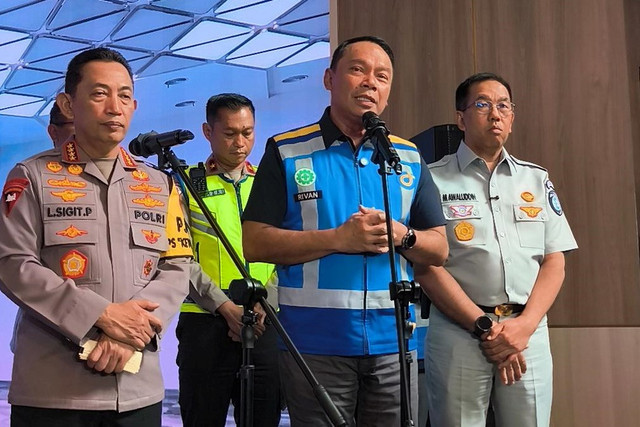 Direktur Utama Jasa Marga Rivan Achmad Purwantono memberikan keterangan pers di Jasamarga Tollroad Command Center, Jatiasih, Bekasi, Rabu (25/3/2026). Foto: Jeni Ritanti/kumparan