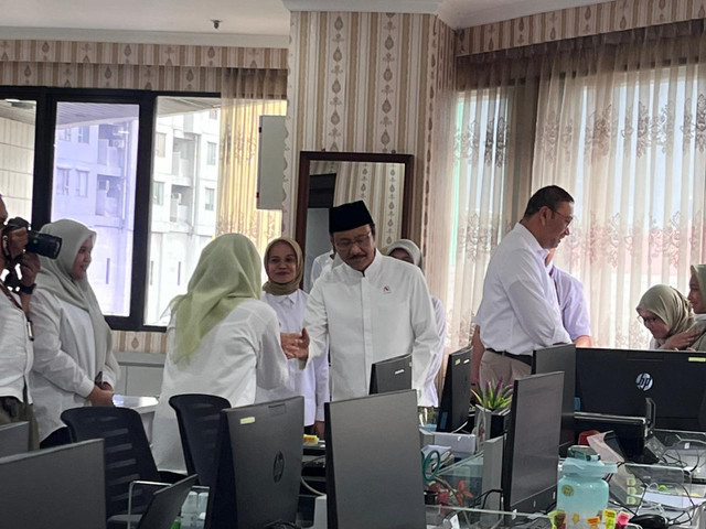 Menteri Sosial Saifullah Yusuf (Gus Ipul) saat meninjau kinerja ASN pada hari pertama bekerja usai libur Lebaran di Kantor Kemensos, Jakarta Pusat, Rabu (25/3). Foto: Nasywa Athifah/kumparan