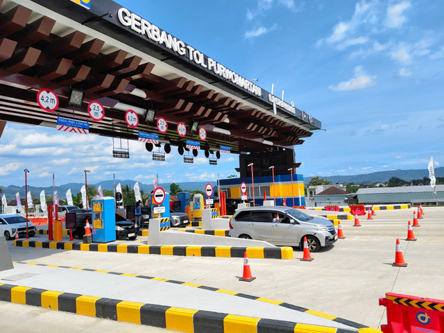 Suasana Gerbang Tol Purwomartani, Kabupaten Sleman pada Rabu (25/3). Foto: Arfiansyah Panji Purnandaru/kumparan