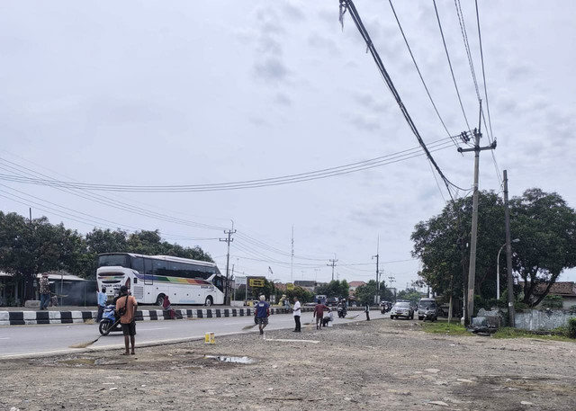 Penyapu koin di Jembatan Sewo, Pantura, Rabu (25/3). Foto: Dok. Istimewa