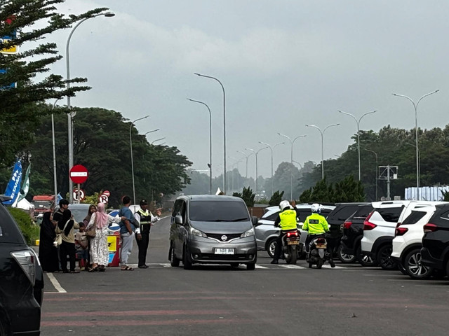 Petugas saat mensosialisasikan akan diberhentikannya skema One Way di Rest Area Tol Cipali, dihimbau pengguna jalan Tol untuk meninggalkan Jalur A yang ke arah Jakarta. (25/3/2026). Foto: Dok. Humas Astra Tol Cipali