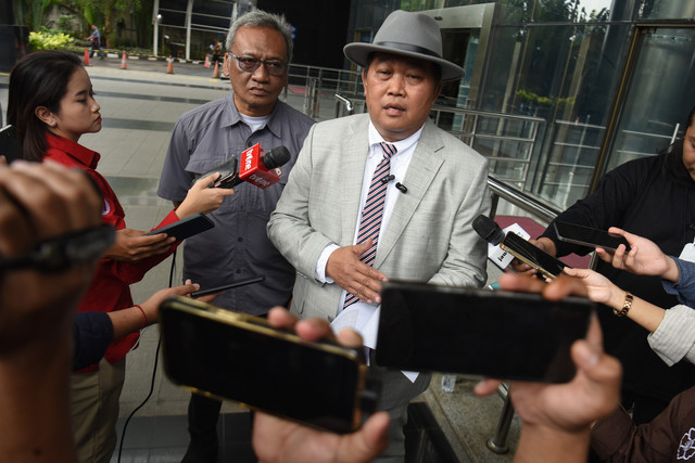 Koordinator MAKI Boyamin Saiman memberikan keterangan usai melaporkan dugaan pelanggaran etik pimpinan KPK terkait pengalihan tahanan rumah mantan Menag Yaqut Cholil Qoumas di Gedung Merah Putih KPK (25/3). Foto: Indrianto Eko Suwarso/ANTARA FOTO