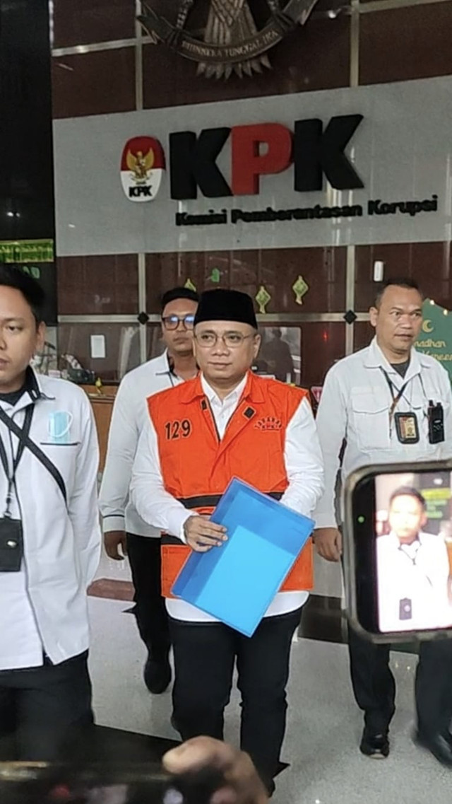 Mantan Menag Yaqut Cholil Qoumas alias Gus Yaqut usai diperiksa di Gedung Merah Putih KPK, Jakarta, Rabu (25/3). Foto: Jonathan Devin/kumparan