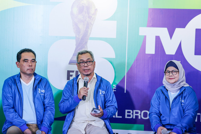 Plt Dirut LPP TVRI Rika Damayanti bersama Direktur Teknik Bernardus Satriyo dan Chief Editor Siaran Piala Dunia Usman Kansong menyampaikan keterangan pers di TVRI (25/3). Foto: Asprilla Dwi Adha/ANTARA FOTO