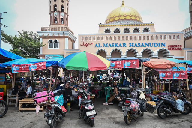 Sejumlah pemudik arus balik sepeda motor beristirahat di warung di halaman Masjid Al Maskar Hasanudin, Kabupaten Subang, Jawa Barat, Rabu (25/3/2026).  Foto: Fauzan/ANTARA FOTO
